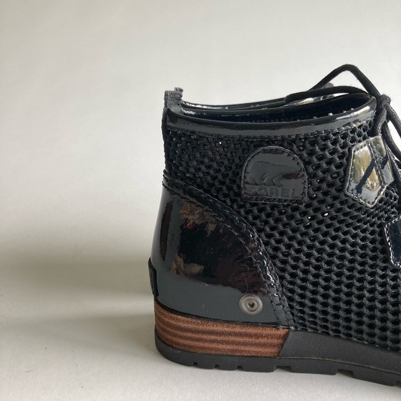 Sorel Black Patent Leather Fabric Rubber Outsole Lace Up Boots size 6.5 - Picture 3 of 15